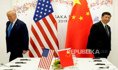 Presiden AS Donald Trump dan Xi Jinping di KTT pemimpin G20 di Osaka, Jepang, 29 Juni 2019. Sekarang keduanya berhadap-hadapan dalam perang tarif yang dibuat Amerika.