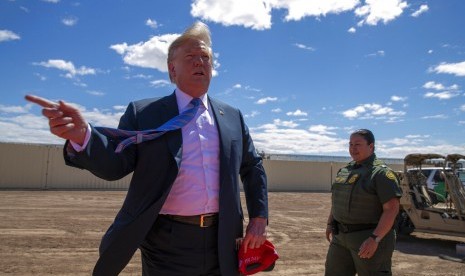 Presiden AS Donald Trump saat mengunjungi bagian baru tembok perbatasan dengan Meksiko di Calexico, Kalifornia, Jumat (5/4).