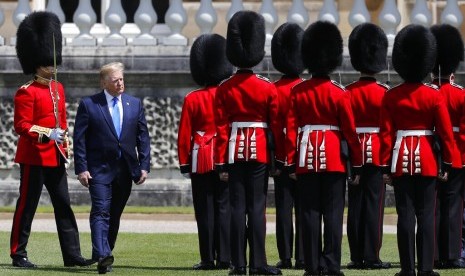 Presiden AS Donald Trump saat upacara penyambutan di taman Istana Buckingham di London, Senin (3/6). Trump melakukan kunjungan tiga hari di Inggris.