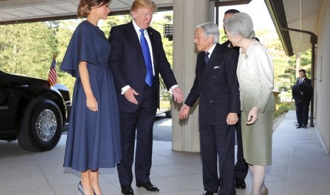 Presiden AS Donald Trump (tengah kiri) dan Melania Trump disambut Kaisar Akihito dan Permaisuri Michiko (kanan) saat tiba di Imperial Palace, Senin (6/11).