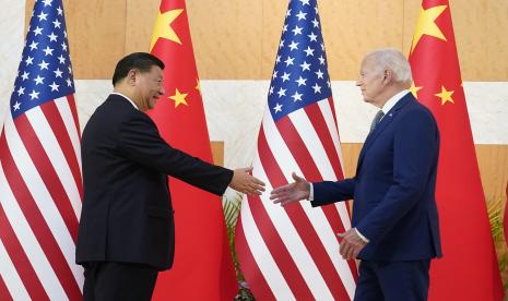 Presiden AS Joe Biden berjabat tangan dengan Presiden China Xi Jinping sebelum pertemuan mereka di sela-sela pertemuan puncak G20, Senin, 14 November 2022, di Nusa Dua, di Bali, Indonesia. 