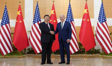 Presiden AS Joe Biden berjabat tangan dengan Presiden China Xi Jinping sebelum pertemuan mereka di sela-sela pertemuan puncak G20, Senin, 14 November 2022, di Nusa Dua, di Bali, Indonesia. 