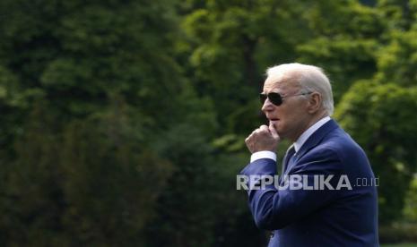 Presiden AS Joe Biden berjalan di Halaman Selatan Gedung Putih, sebelum keberangkatannya ke Valhalla, New York, di Washington, DC, AS, Rabu (10/5/2023).