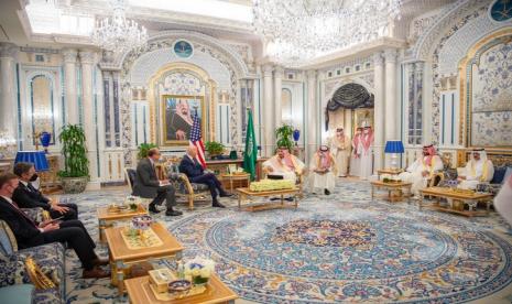 Presiden AS Joe Biden bertemu dengan Raja Arab Saudi Salman dan Putra Mahkota Arab Saudi Mohammed bin Salman di Istana Al-Salam di Jeddah, Arab Saudi, Jumat (15/7/2022). Joe Biden Diskusi dengan Raja dan Putra Mahkota Arab Saudi, Ini yang Dibicarakan