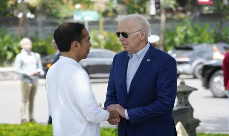  Presiden AS Joe Biden (kanan) disambut Presiden RI Joko Widodo sebelum acara penanaman pohon di Hutan Mangrove Taman Hutan Raya Ngurah Rai, di sela-sela pertemuan KTT G20, Rabu, 16 November 2022, di Denpasar, Bali , Indonesia.