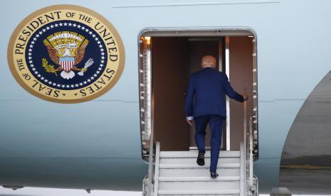  Presiden AS Joe Biden menaiki Air Force One untuk kembali ke Washington setelah menghadiri KTT Pemimpin G20 di Bali, Indonesia, Rabu, 16 November 2022. 