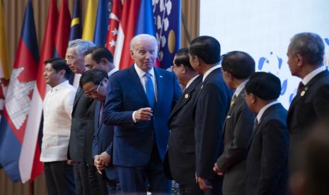  Presiden AS Joe Biden (tengah) berdiri dengan, dari kiri, Presiden Filipina Ferdinand Marcos Jr., Perdana Menteri Singapura Lee Hsien Loong, Perdana Menteri Thailand Prayuth Chan-ocha, Perdana Menteri Vietnam Pham Minh Chinh, Perdana Menteri Kamboja Hun Sen, Presiden Indonesia Joko Widodo, Sultan Brunei Haji Hassanal Bolkiah, Perdana Menteri Laos Phankham Viphavan dan Perwakilan Khusus Malaysia untuk Perdana Menteri Azhar Azizan Harun untuk foto keluarga KTT Perhimpunan Bangsa-Bangsa Asia Tenggara (ASEAN), Sabtu, 12 November 2022, di Phnom Penh, Kamboja. 