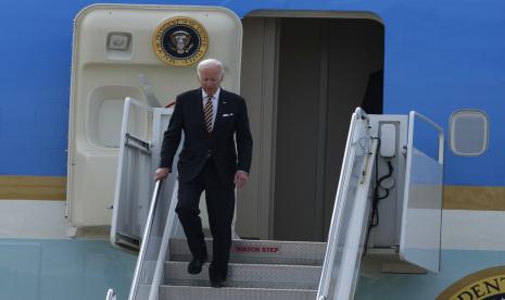 Presiden AS Joe Biden tiba di Air Force One untuk KTT Perhimpunan Bangsa-Bangsa Asia Tenggara (ASEAN) di Phnom Penh, Kamboja, Sabtu, 12 November 2022.