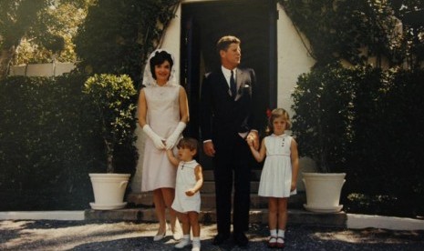 Presiden AS John F Kennedy dan istrinya Jackie Kennedy beserta anak mereka, Caroline (kanan) dan John, Jr (kiri).