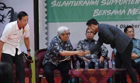 Presiden Asosiasi Pesepak Bola Indonesia (APPI) Ponaryo Astaman (kedua kanan) menyalami Sosiolog Imam Prasodjo disaksikan Ketua BOPI Richard Sambera (kiri), Wakil Ketua Umun PSSI Joko Driyono (tengah) dan Ketua Komisi X DPR Djoko Udjianto (kanan) ketika menjadi narasumber pada acara silaturahmi suporter sepak bola bersama menpora di kantor Kemenpora, Jakarta, Senin (1/10).