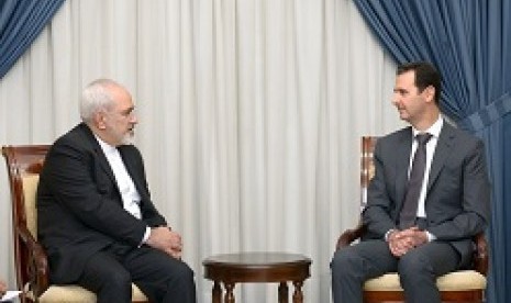 Presiden Assad (kanan) bertemu Menlu Iran Javad Zarif di Damaskus, Rabu (12/8) 