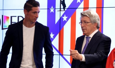 Presiden Atletico Madrid Enrique Cerezo (kanan) dan penyerang Fernando Torres (kiri). 