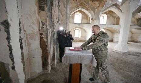 Presiden Azerbaijan, Ilham Aliyev, persembahkan Alquran dari Makkah ke Masjid Aghdam.