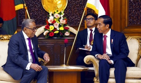 Presiden Bangladesh Abdul Hamid (kiri) berbincang dengan Presiden Indonesia Joko Widodo di Istana Kepresidenan di Dhaka, Sabtu (27/1).