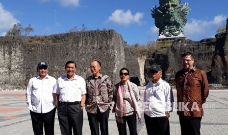 Presiden Bank Dunia, Jim Yong Kim bertolak ke Bali untuk meninjau kesiapan rencana pelaksanaan Pertemuan Tahunan Bank Dunia - Dana Moneter Internasional (IMF) di Bali. Beliau didampingi sejumlah perwakilan Bank Dunia dan menteri Kabinet Kerja.