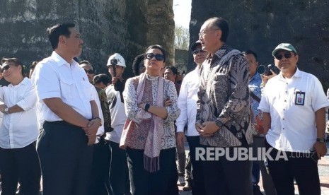 [Ilustrasi] Presiden Bank Dunia Jim Yong Kim bertolak ke Bali untuk meninjau kesiapan rencana pelaksanaan Pertemuan Tahunan Bank Dunia-Dana Moneter Internasional (IMF) di Bali. Kim didampingi sejumlah perwakilan Bank Dunia dan menteri Kabinet Kerja.