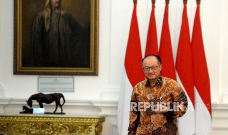  Presiden Bank Dunia Jim Yong Kim memasuki ruangan pertemuan bersama Presiden Joko Widodo di Istana Merdeka, Jakarta, Rabu (26/7)