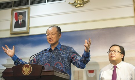 Presiden Bank Dunia (World Bank) Jim Yong Kim (kiri) didampingi Menkeu Bambang Brodjonegoro (kanan) memberikan keterangan pers seusai bertemu Presiden Joko Widodo di Istana Merdeka, Jakarta, Rabu (20/5). 