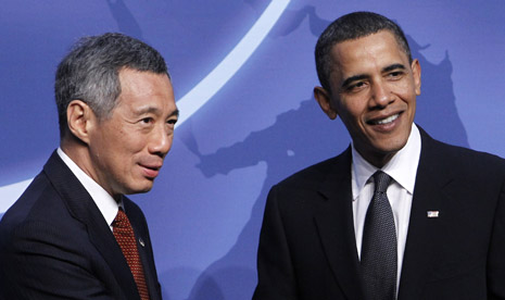 Presiden Barack Obama bersalaman dengan Perdana Menteri Singapura Lee Hsien Loong di Washington pada 12 April 2010.