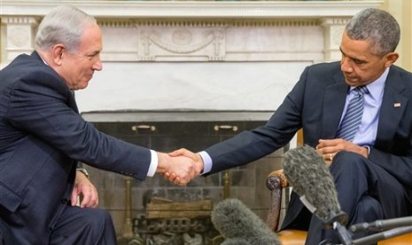 Presiden Barack Obama bersalaman dengan PM Israel Benjamin Netanyahu di Oval Office, Gedung Putih, Washington, Senin (9/11). Kedua pemimpin pertama kali bertemu sejak satu tahun lalu. 