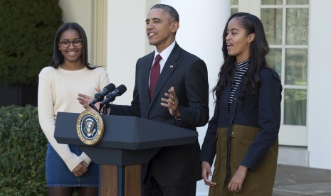 Presiden Barack Obama bersama putrinya Sasha dan Malia.