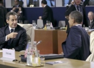 Presiden Barack Obama (kanan) tengah berbicara informal dengan Presiden Nicolas Sarkozy