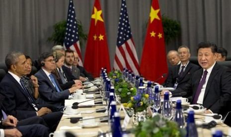 Presiden Barack Obama (kiri) mendengarkan Presiden Cina Xi Jinping berbicara saat pertemuan dalam Konferensi Tingkat Tinggi Keamanan Nuklir di Washington, Kamis, 31 Maret 2016.