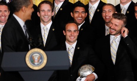 Presiden Barack Obama melihat ke David Beckham, kanan, saat upacara merayakan kemenangan ketiga klubnya Los Angeles Galaxy di Major League Soccer Cup atau piala liga utama sepak bola Amerika, Selasa, 15 Mei 2012