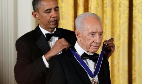 Presiden Barack Obama memberi Medali Kebebasan Kepresidenan kepada Presiden Israel terdahulu Shimon Peres pada 2012.