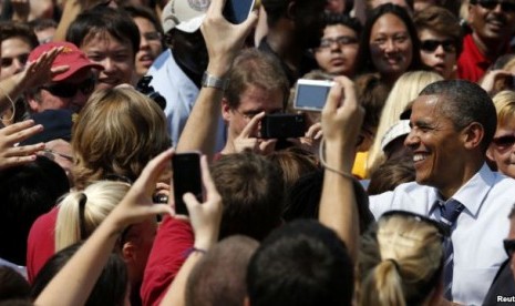 Presiden Barack Obama menyalami pendukungnya setelah berpidato dalam kampanye di Iowa State University di Ames, Iowa.