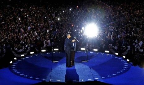 Presiden Barack Obama menyampaikan pidato kemenangan di depan para pendukungnya di Chicago, Rabu (7/11). (AP/M. Spencer Green)