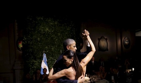 Presiden Barack Obama saat berdansa tango di jamuan kenegaraan di Buenos Aires, Rabu (23/3).