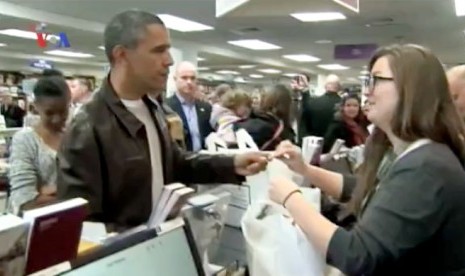 Presiden Barack Obama terlihat di kasir disalahsatu toko buku di AS