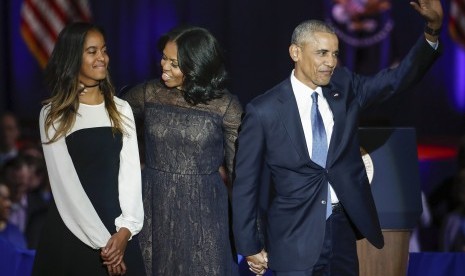 Presiden Barack Obama usai menyampaikan pidato terakhirnya bersama istrinya Michelle dan putrinya Malia, (18/1).