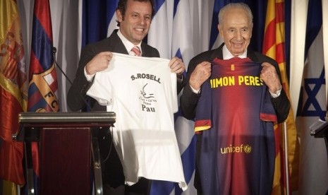 Presiden Barcelona Sandro Rossel (kiri) dan Presiden Israel Shimon Peres foto bersama dalam jumpa pers di Kfar Maccabiah Sport Center di Ramat Gan, Israel, Kamis (21/1/2013). Barcelona menyampaikan inisiatifnya untuk digelar pertandingan persahabatan angar