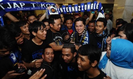   Presiden baru Klub Inter Milan Erick Tohir disambut puluhan Interisti saat tiba di Bandara Soekarno Hatta, Tangerang, Banten, Sabtu (23/11).  (Republika/Tahta Aidilla)