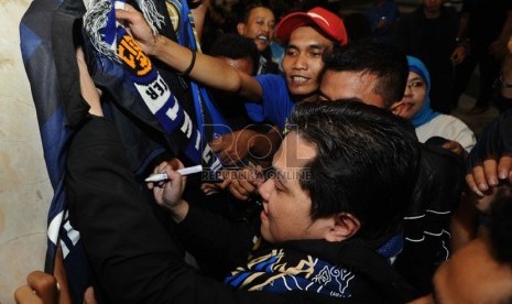   Presiden baru Klub Inter Milan Erick Tohir disambut puluhan Interisti saat tiba di Bandara Soekarno Hatta, Tangerang, Banten, Sabtu (23/11).  (Republika/Tahta Aidilla)