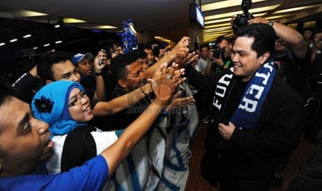  Presiden baru Klub Inter Milan Erick Tohir disambut puluhan Interisti saat tiba di Bandara Soekarno Hatta, Tangerang, Banten, Sabtu (23/11).  (Republika/Tahta Aidilla)