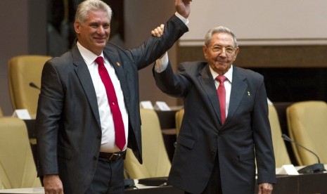 Presiden baru Kuba Miguel Diaz-Canel (kiri) bersama presiden Kuba sebelumnya Raul Castro di Majelis Nasional di Havana, Kuba, Kamis (19/4).