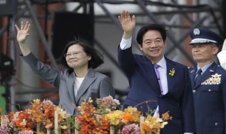 Presiden baru Taiwan Lai Ching-te, kanan, dan mantan Presiden Tsai Ing-wen melambai saat upacara pelantikan Lai di Taipei, Taiwan, Senin, 20 Mei 2024. Lai dalam pidato pelantikannya mendesak Tiongkok untuk menghentikan intimidasi militernya terhadap diri mereka sendiri. -Pulau yang diperintah oleh Beijing diklaim sebagai wilayahnya sendiri. 