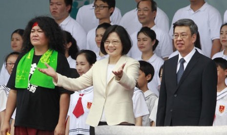 File - Presiden Taiwan Tsai Ing-wen (tengah) bersama Wakil Presiden Chen Chien-jen (kanan) menghadiri upacara pelantikan di Taipei, Taiwan, pada 20 Mei 2016. Kantor Kepresidenan Taiwan mengatakan pada Rabu (25/1/2023), mantan wakil presiden Chen Chien-jen akan menjadi perdana menteri yang baru. 