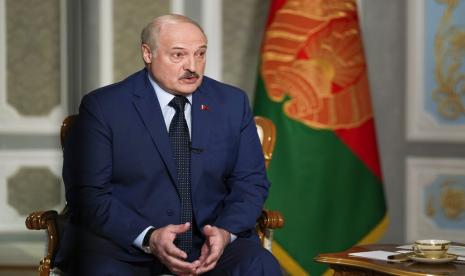 Presiden Belarus Alexander Lukashenko mengonfirmasi pada Jumat (31/3/2023), senjata nuklir strategis Rusia mungkin dikerahkan ke Belarusia bersama dengan bagian dari persenjataan nuklir taktisnya.