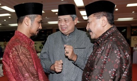 Presiden berbicara kepada Ketua KPK Abraham Samad dan Kapolri Jenderal Timur Pradopo.