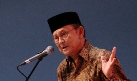 Presiden BJ. Habibie menjadi pembicara dalam acara Konvensi Pendidikan di Bentara Budaya, Jakarta, Selasa (18/2).