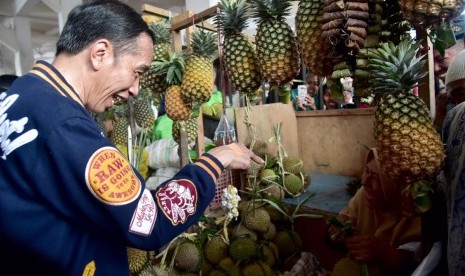 PRESIDEN BLUSUKAN. Presiden Joko Widodo (Jokowi) menyempatkan diri mampir ke Pasar Sentral di Kota Kendari, Provinsi Sulawesi Tenggara saat melakukan kunjungan kerja ke daerah tersebut, Sabtu (2/3). 