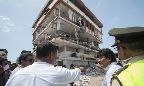 Presiden Bolivia Evo Morales bersama Presiden Ekuador Rafael Correa melihat bangunan yang tertimpa gempa di Ekuador.