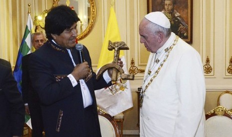 Presiden Bolivia Evo Morales memberikan hadiah simbol Yesus disalib palu arit kepada Paus Fransiskus.