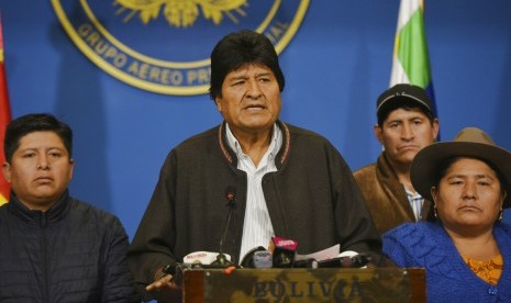 Presiden Bolivia Evo Morales mengundurkan diri setelah kisruh politik dan demonstrasi. Morales berbicara di hanggar kepresidenan di El Alto, Bolivia, Ahad (10/11).