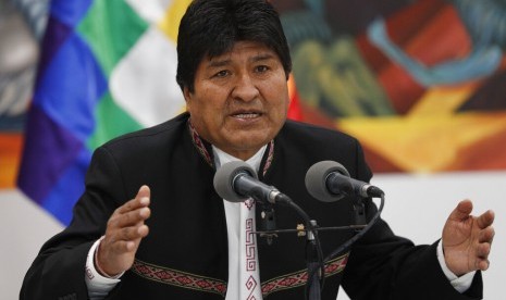 Presiden Bolivia Evo Morales saat konferensi pers di istana kepresidenan di La Paz, Bolivia, Rabu (23/10).