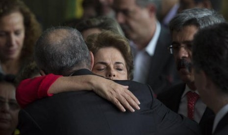 Presiden Brasil Dilma Rousseff dipeluk mantan menteri Aldo Rebelo setelah menyampaikan pidato kepada pendukung di kediaman resmi Istana Alvorada di Brasilia, Brazil, Rabu, 31 Agustus 2016. Pidato itu yang pertama setelah ia dilengserkan senat.